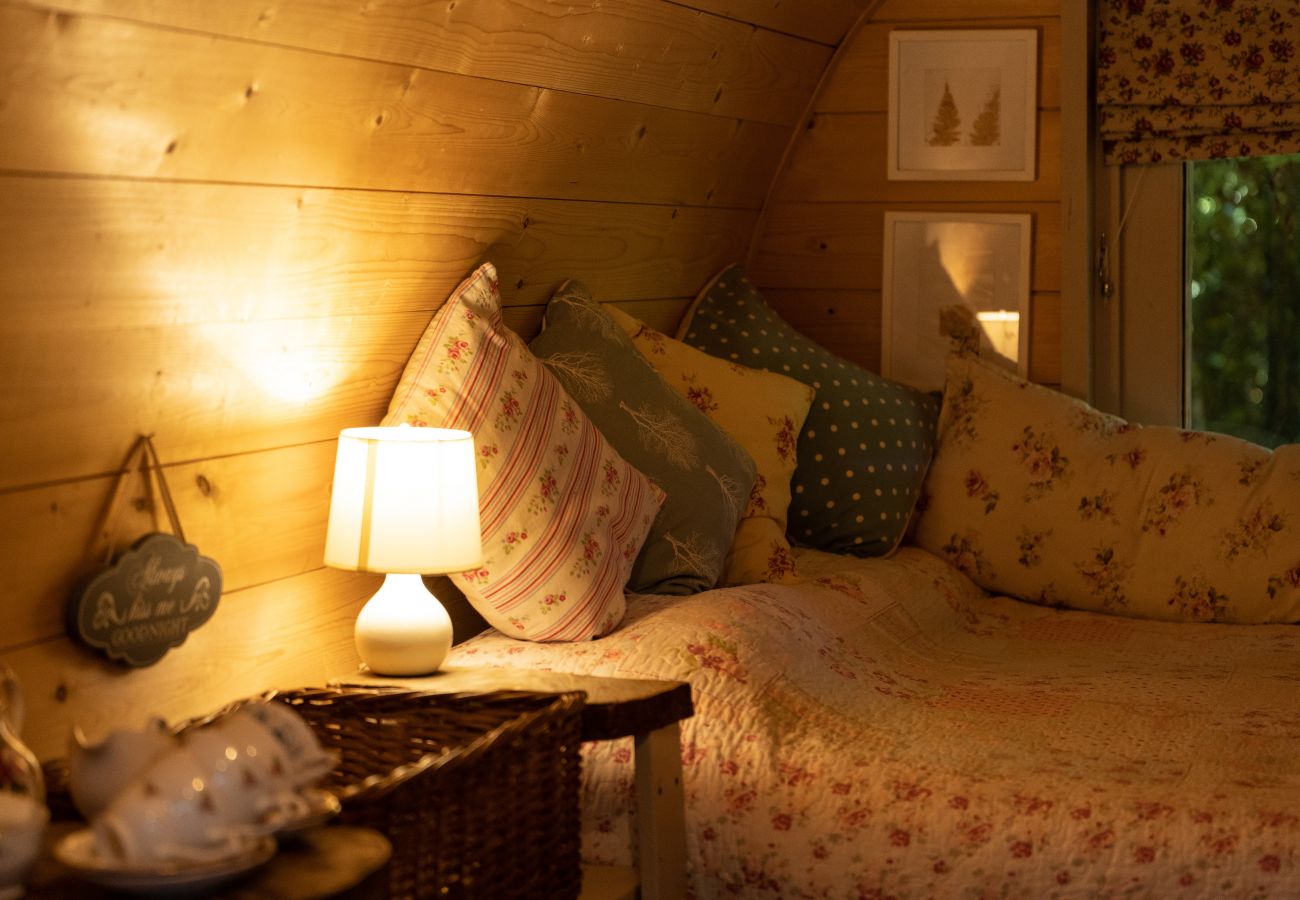 Chalet in Woolton Hill - Daisy Glamping Pod