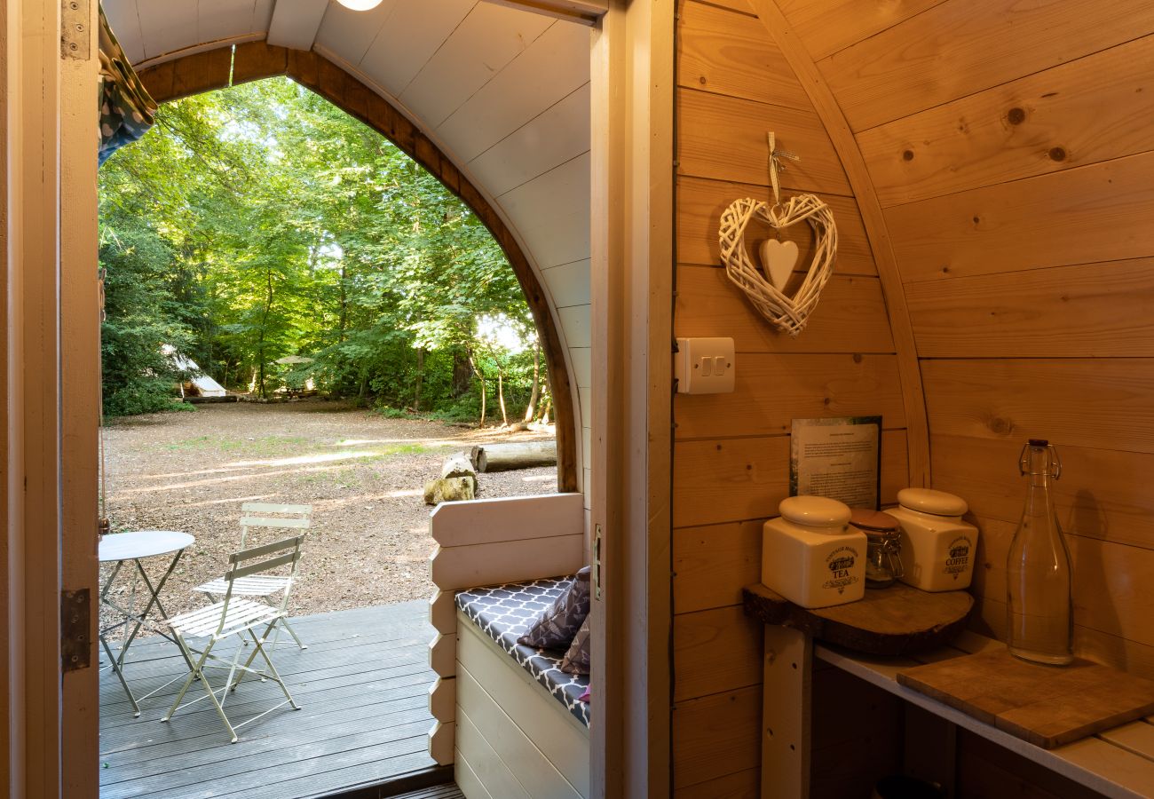 Chalet in Woolton Hill - Daisy Glamping Pod