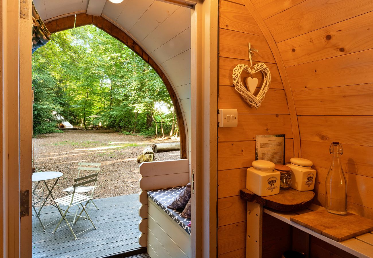 Chalet in Woolton Hill - Daisy Glamping Pod