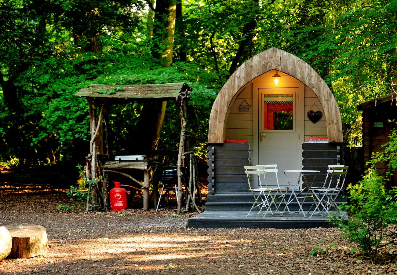 Chalet in Woolton Hill - Daisy Glamping Pod