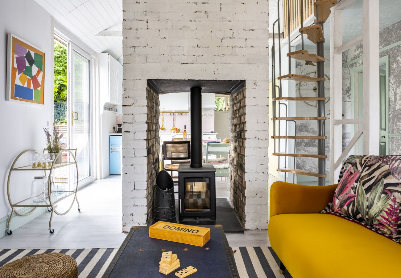 Landhaus in Stratton - Rosemint Cottage - by BBC Interior Design Master