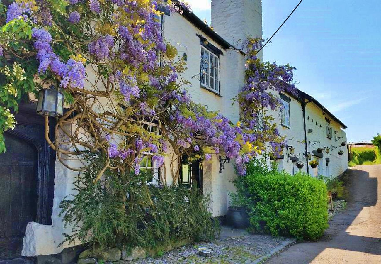 Ferienhaus in Torbryan - The Old Church House Inn