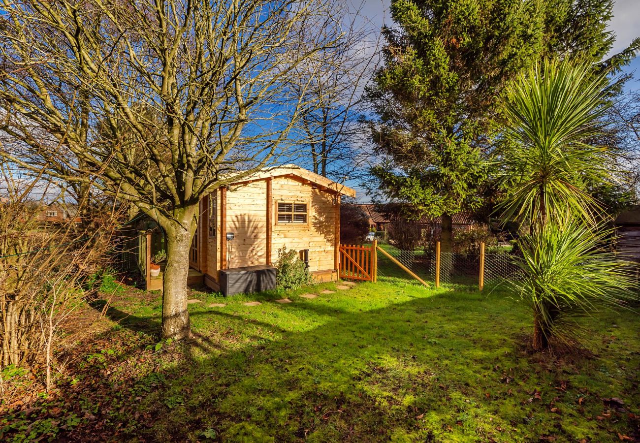 Chalet in Surlingham - Pottles Retreat