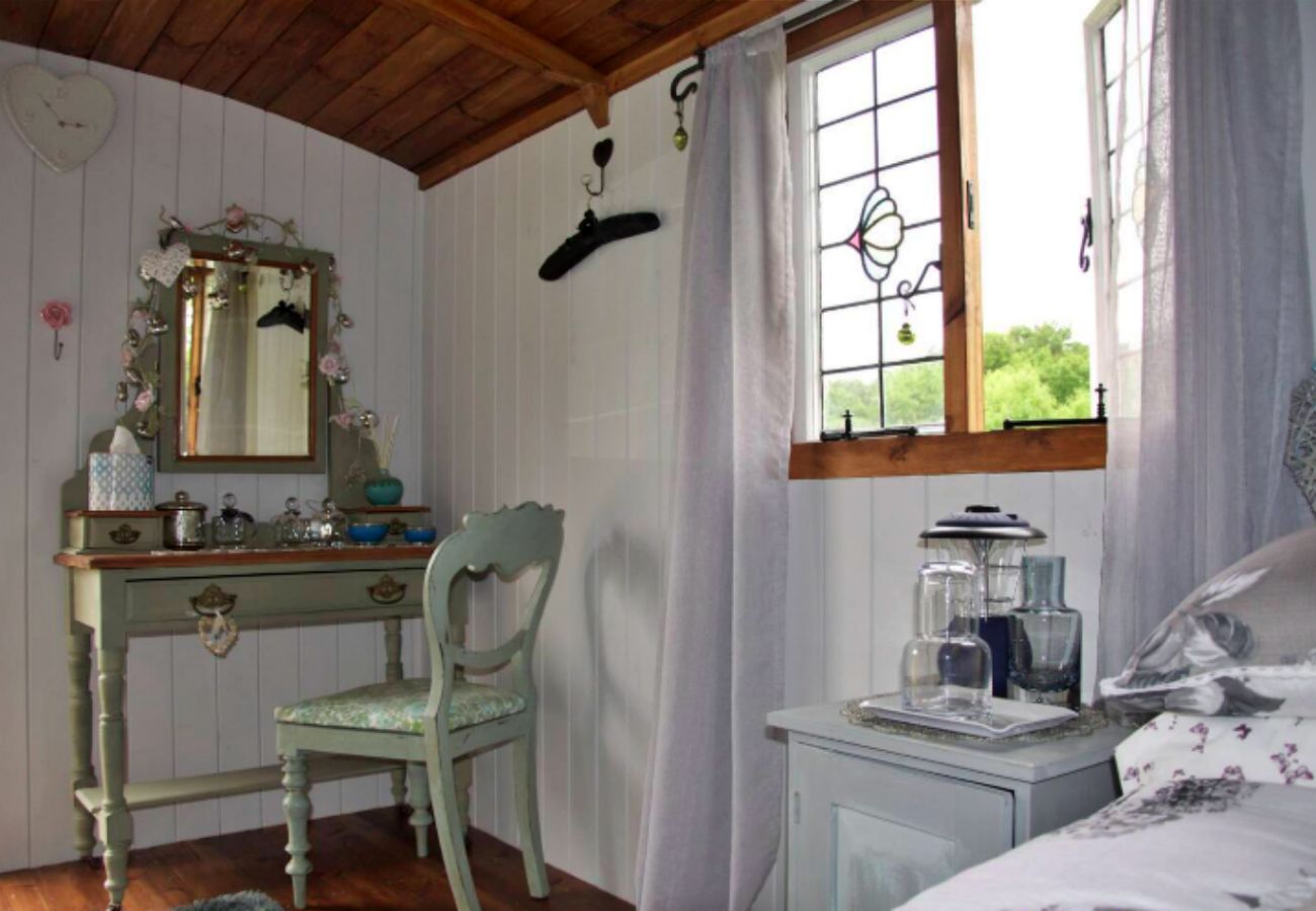 Chalet in Romsey - Shepherd's Hut at Hilltop Farm