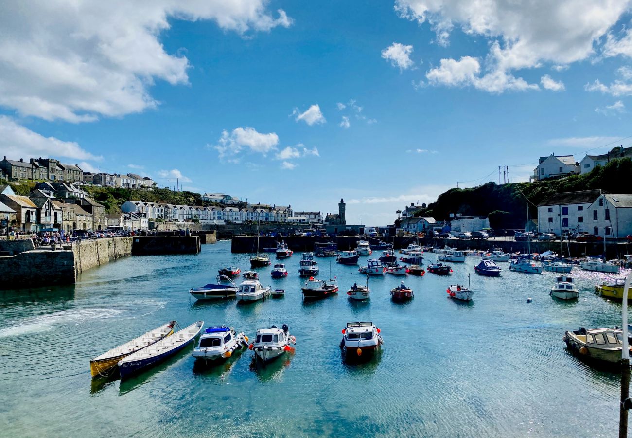 Cottage in Porthleven - Coral Cottage