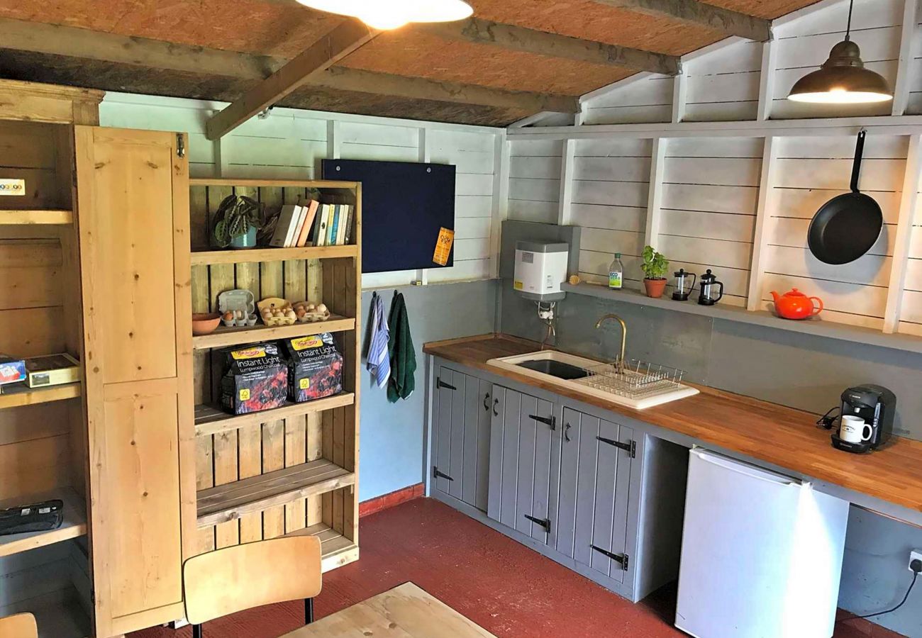 Chalet in Swannington - Meadow Glamping Tents