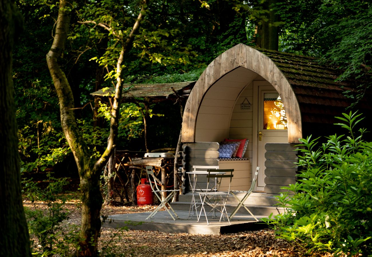 Chalet in Woolton Hill - Daisy Glamping Pod