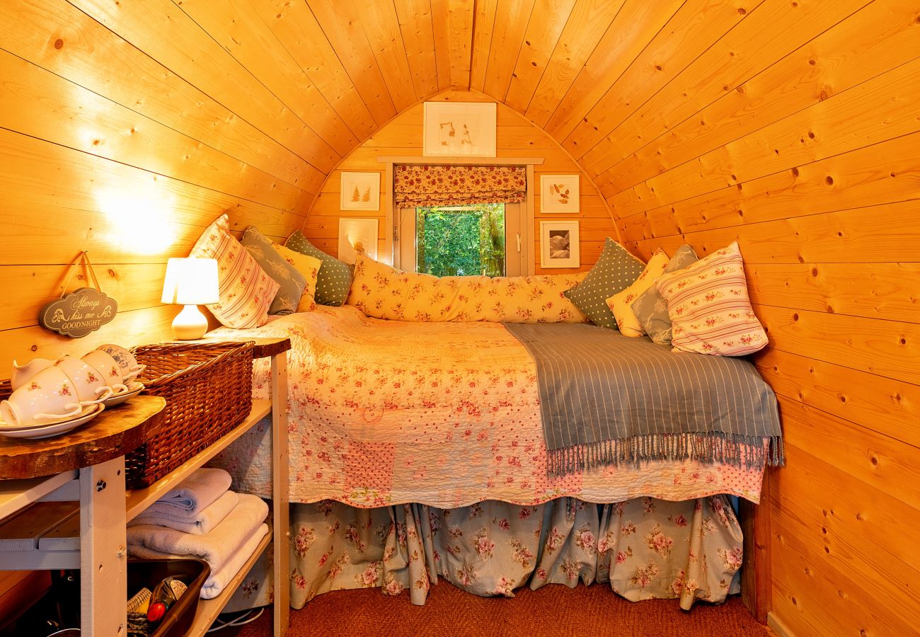 Chalet in Woolton Hill - Daisy Glamping Pod