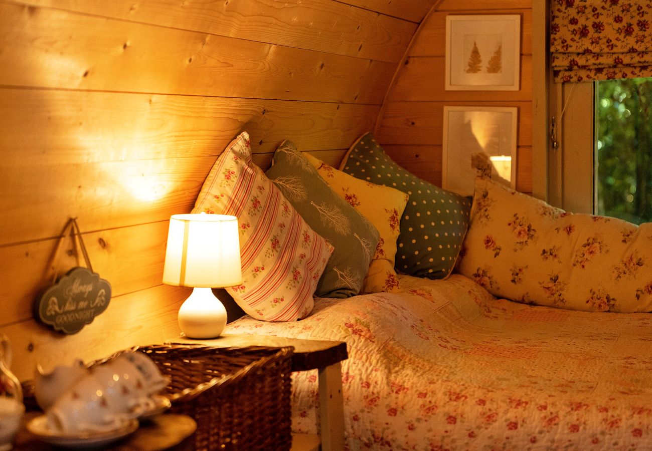 Chalet in Woolton Hill - Daisy Glamping Pod