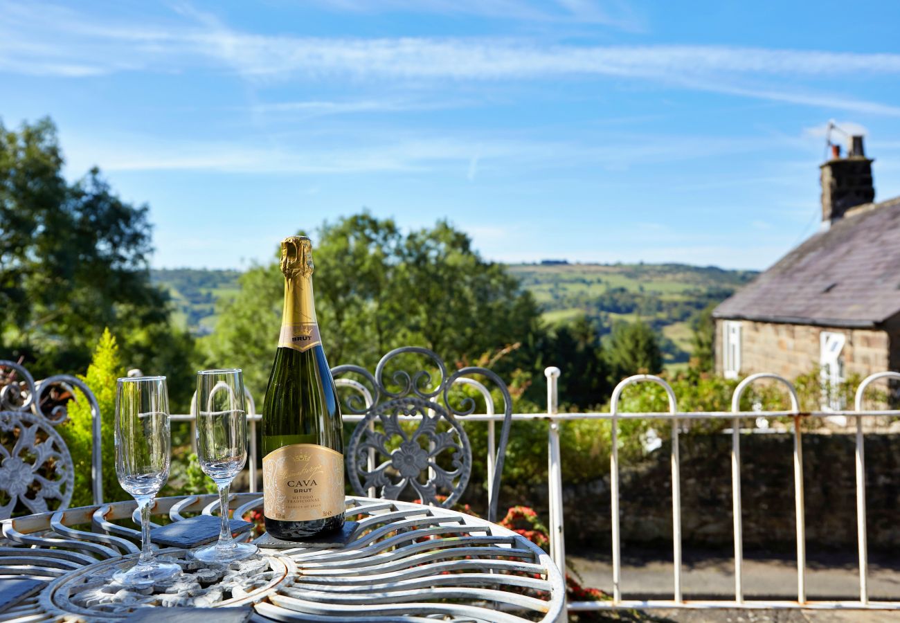 Cottage in Hackney - Peak View