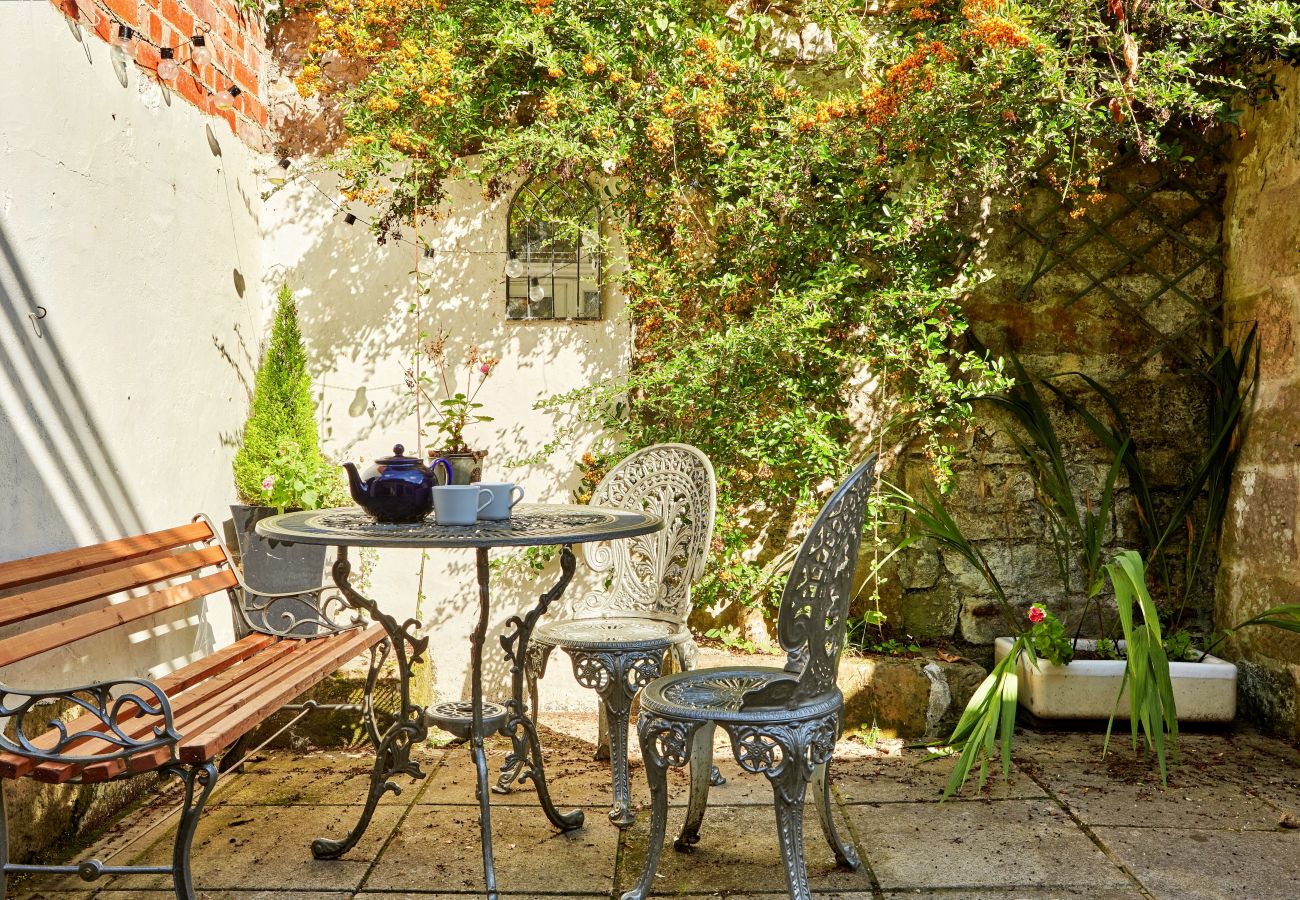 Cottage in Hackney - Peak View