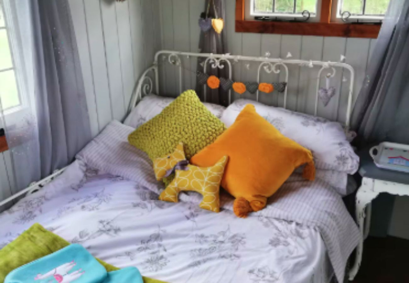 Chalet in Romsey - Shepherd's Hut at Hilltop Farm