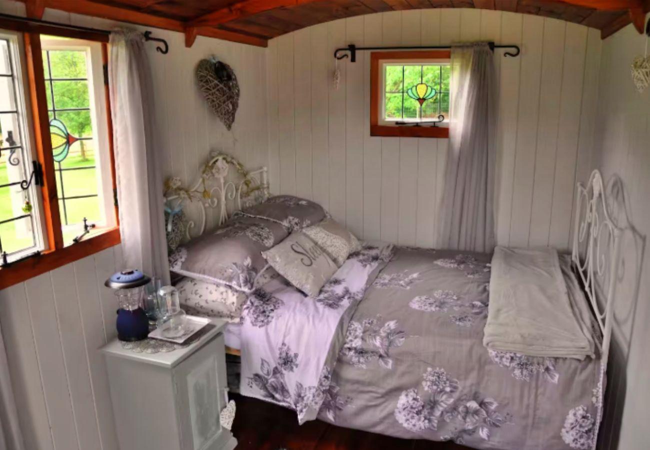 Chalet in Romsey - Shepherd's Hut at Hilltop Farm