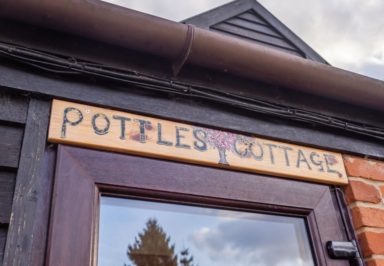 Cottage in Surlingham - Pottles Cottage